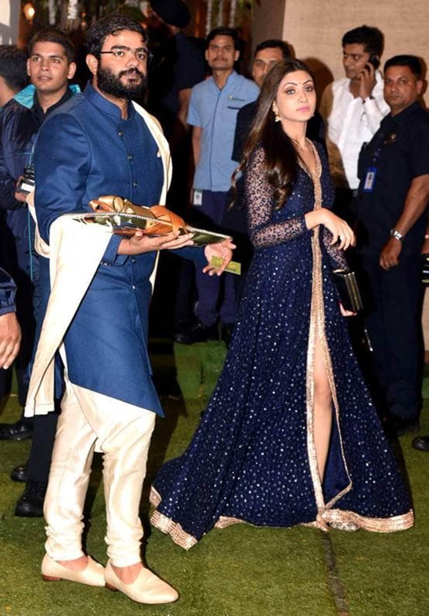 सिद्धार्थ के साथ कोई लड़की भी अंबानी के एंटीलिया पहुंची थी। ये लड़की कौन है और इनका क्या नाम है इस बारे में अभी पता नहीं चल पाया है।