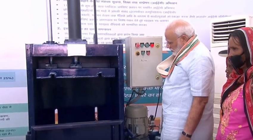 प्लास्टिक क्रश करने वाली मशीन की कार्यशैली को समझते प्रधानमंत्री।