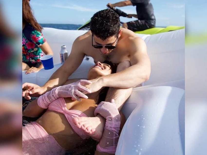 प्रियंका चोपड़ा ने अपने पति के साथ की ये रोमांटिक तस्वीर शेयर की थी। तस्वीर में ये कपल बेहद रोमांटिक पोज में है।