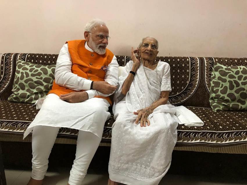 पीएम की अपनी मां से मुलाकात की तस्वीरें आते ही हमेशा की तरह मीडिया और सोशल मीडिया में छा गईं।