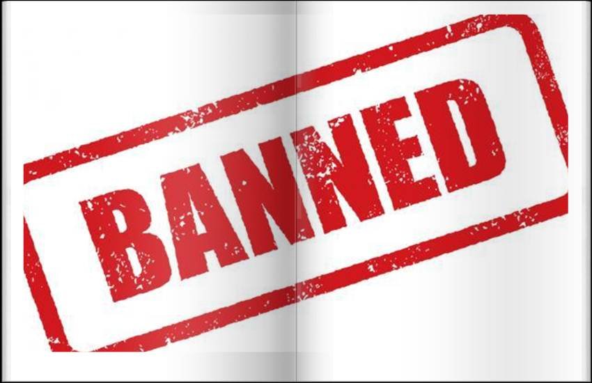बॉलीवुड में हर साल सैकड़ों फिल्में बनती हैं। इन फिल्मों को सिनेमाघर में रिलीज होने से पहले सेंसर बोर्ड से क्लियरेंस लेना पड़ता है। बहुत सी ऐसी फिल्में हैं जिन्हें सेंसर बोर्ड ने तमाम सीन हटाने के बाद रिलीज करने की परमिशन दी। लेकिन बहुत सी फिल्में ऐसी भी हैं जिनके आपत्तिजनक कंटेंट और बोल्ड दृश्यों पर सेंसर बोर्ड ने कड़ी आपत्ति जताई और उन फिल्मों को रिलीज होने की परमिशन ही नहीं दी। इसमें अनुराग कश्यप की ब्लैक फ्राइडे जो कि मुंबई बम धमाकों पर बनी थी शामिल है तो दीपा मेहता की फायर और वाटर भी शामिल है जिनमें समलैंगिकता दिखाई गई है। हालांकि इंटरनेट के जमाने में सेंसर बोर्ड के बैन करने के बाद भी लोग इन फिल्मों को देख रहे हैं। फिलहाल आइए डालते हैं उन चंद फिल्मों पर नजर जिन्हें अश्लील और बोल्ड दृश्यों के कारण सेंसर बोर्ड ने बैन तो कर दिया लेकिन लोग यूट्यूब पर इन फिल्मों को धड़ल्ले से देख रहे हैं।(All Pics: Youtube)