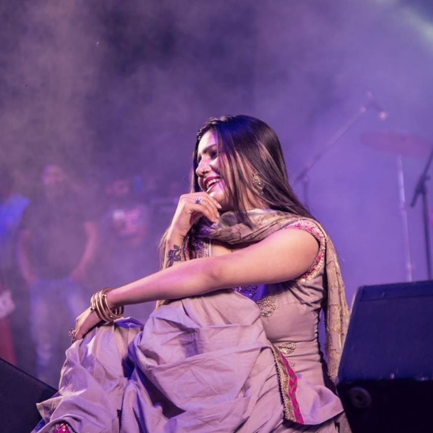 हरियाणा की मशहूर डांसर-सिंगर-एक्टर सपना चौधरी आज किसी पहचान की मोहताज नहीं हैं। 25 सितंबर 1990 को हरियाणा के एक छोटे से गांव में जन्मीं सपना चौधरी इन दिनों शोहरत की बुलंदियों पर हैं। आए दिन उनके डांस वीडियो या फिर तस्वीरें वायरल होती रहती हैं। सपना के देसी लुक के लोग कायल हैं। सपना भी अपनी ज्यादातर स्टेज परफॉर्मेंस सलवार सूट में ही देती हैं। लेकिन सलवार सूट में अपने फैंस को झूमने पर मजबूर करने वाली सपना चौधरी ने कई मौकों पर साड़ी पहन कर भी अपने चाहने वालों का दिल लूटा है। जी हां आए दिन सपना चौधरी साड़ी में अपनी तस्वीरें सोशल मीडिया में शेयर करती रहती हैं। उनके फैंस को सपना की ये तस्वीरें खूब पसंद आती हैं। आइए डालते हैं नजर सपना चौधरी की ऐसी ही कुछ वायरल तस्वीरों पर। ( All Pics: Sapna Choudhary Instagram)