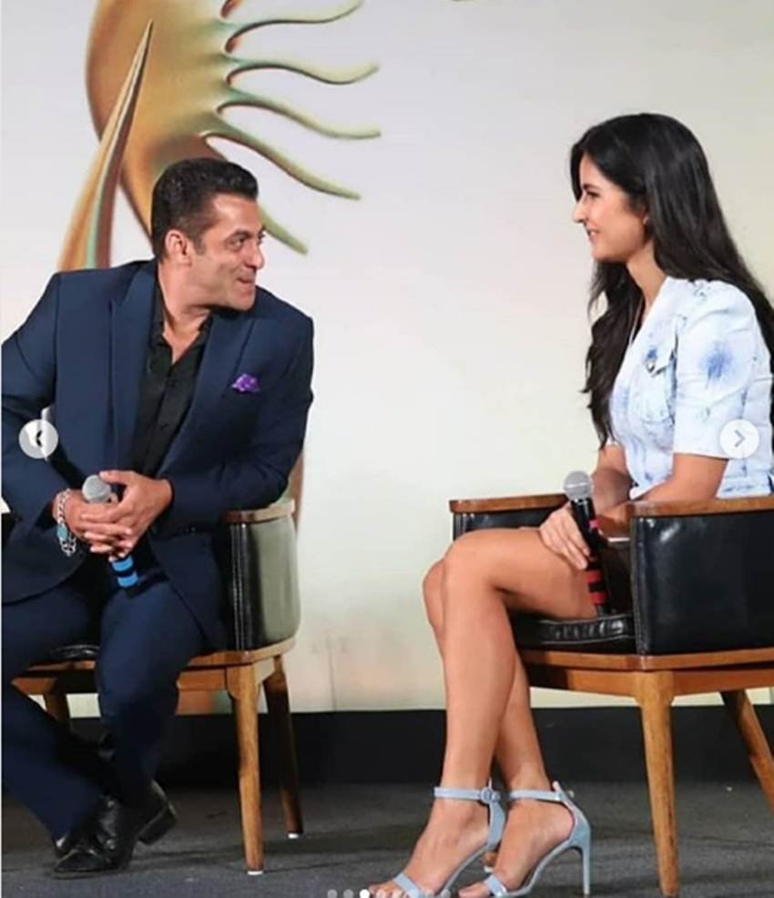 IIFA 2019 की प्रेस कॉन्फ्रेंस में सलमान खान ब्लैक शर्ट और ब्लू ट्राउजर में दिखे। वहां उन्होंने लोगों से सिंगल यूज प्लास्टिक का इस्तेमाल ना करने की अपील की।
