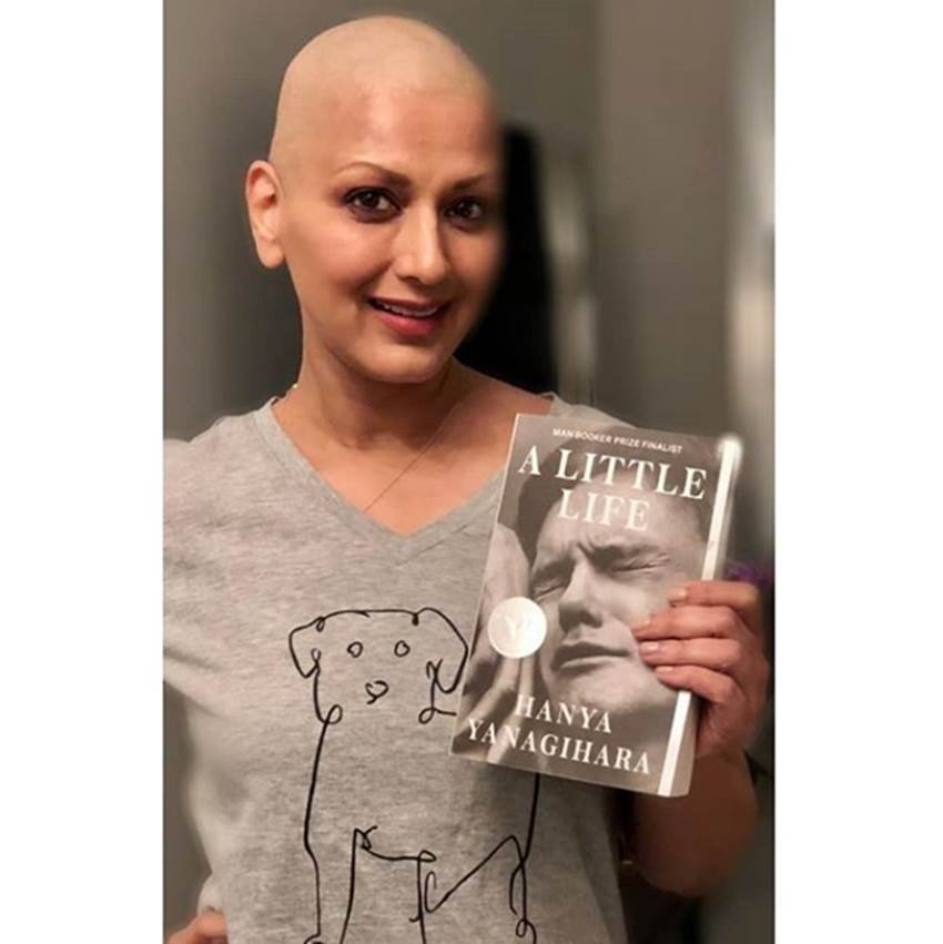 सोनाली अकसर सोशल मीडिया में अपनी बिना बालों वाली तस्वीरें शेयर करती रहती हैं।