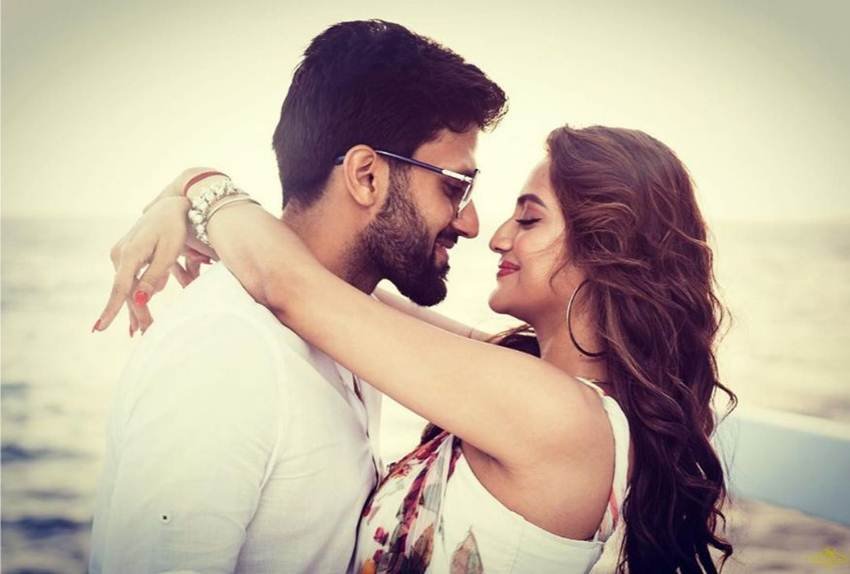 टीएमसी सांसद नुसरत जहां पहली बार लोकसभा का चुनाव लड़ी थीं। चुनाव जीतने के बाद उन्होंने निखिल जैन से शादी भी रचा ली। वैसे तो नुसरत जहां की इस साल तमाम तस्वीरें वायरल हुईं लेकिन उनकी ये रोमांटिक तस्वीर उनके फैंस को काफी पसंद आई।