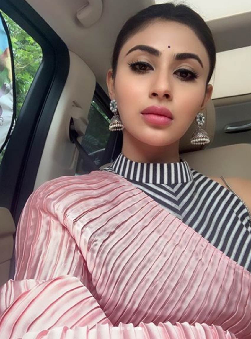 पश्चिम बंगाल के कूच बिहार में जन्मीं मौनी रॉय ने अपने एक्टिंग करियर की शुरुआत साल 2007 में की थी।