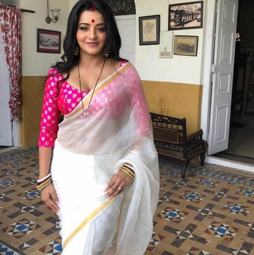 मोनालिसा इन दिनों अपने टीवी शो नजर में डायन का किरदार निभा लोगों का मनोरंजन कर रही हैं।