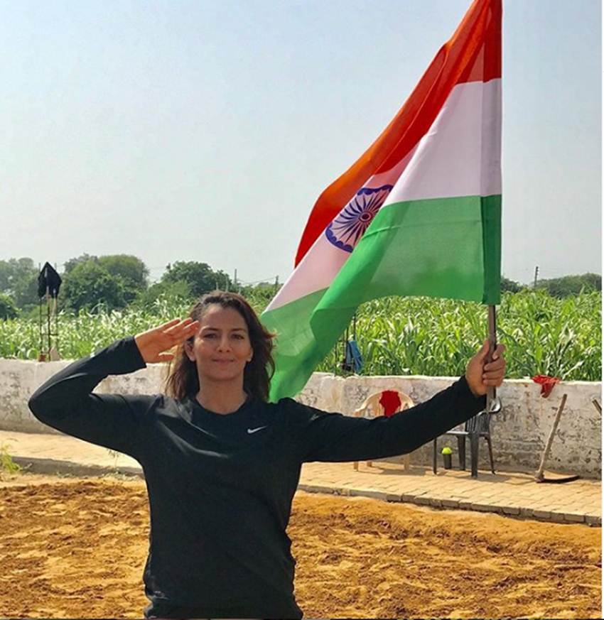 कॉमनवेल्थ गेम्स की गोल्ड मेडल विजेता स्टार पहलवान गीता फोगाट (Geeta Phogat) जल्द मां बनने वाली हैं। गीता फोगाट ने सोशल मीडिया के जरिए ये जानकारी अपने फैंस को दी। अपने इंस्टाग्राम अकाउंट से गीता फोगाट ने बेबी बंप फ्लॉन्ट करते हुए अपनी एक तस्वीर शेयर की। तस्वीर के साथ गीता ने एक इमोशनल पोस्ट भी लिखा है। बता दें कि गीता फोगाट ने पहलवान पवन कुमार सरोहा संग साल 2016 में सात फेरे लिए थे। गीता फोगाट की जिंदगी पर फिल्म भी बन चुकी है। फिल्म का नाम था दंगल। फिल्म सुपरहिट रही थी। (All Pics: Geeta Phogat Instagram)