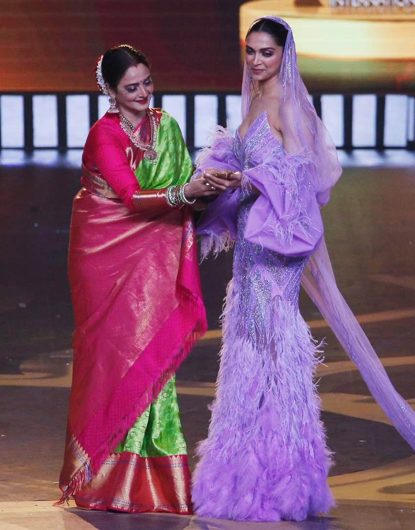 इस साल आईफा के 20 साल पूरे हुए। 20 साल पूरे होने पर IIFA ने पांच स्पेशल अवॉर्ड दिए। ये अवार्ड्स पिछले 20 सालों के काम को देखते हुए दिया गया। दीपिका पादुकोण को आईफा ने पिछले 20 सालों की बेस्ट एक्ट्रेस के अवार्ड से सम्मानित किया। दीपिका को ये अवार्ड रेखा के हाथों मिला।