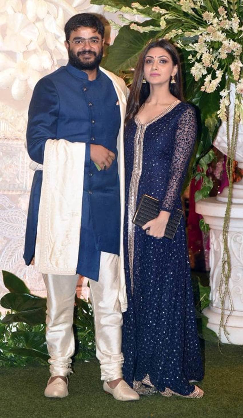 दोनों लगभग मैचिंग के कपड़े पहने हुए साथ में फोटोसेशन कराते भी दिखे।