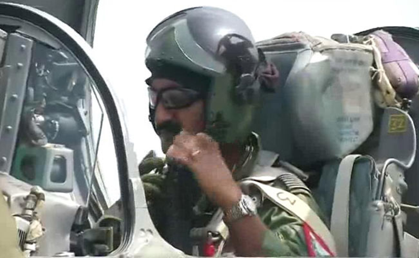 अभिनंदन वर्तमान के साथ उड़ान भरने को लेकर बीएस धनोआ ने बताया कि, हममें 3चीजें कॉमन हैं। पहली ये कि हम दोनों ने इजेक्‍ट किया। दूसरी ये कि हम दोनों पाकिस्‍तानियों से लड़े। मैं कारगिल में लड़ा और विंग कमांडर अभिनंदन वर्तमान बालाकोट के बाद लड़े। तीसरी बात ये मैं उनके पिता के साथ भी उड़ान भर चुका हूं।