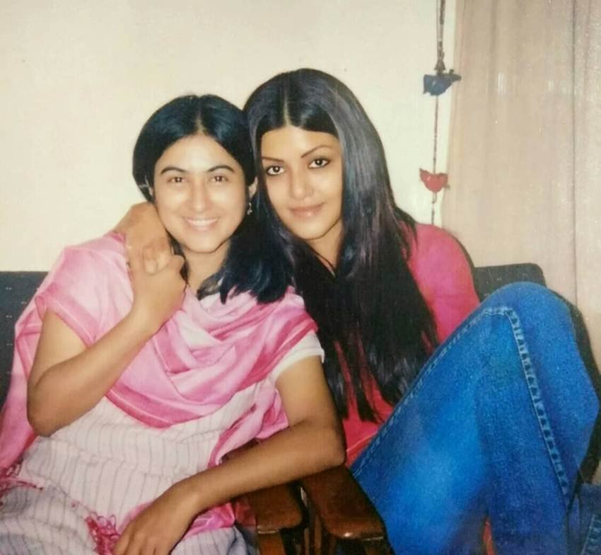 कोयना ने अपना फिल्मी करियर साल 2002 में राम गोपाल वर्मा की रोड से शुरू किया था। तब वह बेहद सिंपल सी लगती थीं। (ब्लू जींस में कोयना)