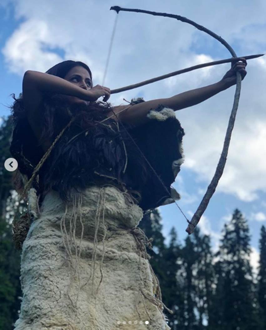 हिना खान इन तस्वीरों में आदिवासी गेटअप में नजर आ रही हैं। उन्होंने जानवरों की खाल और फरों से बने हुए कपड़े पहने हैं।
