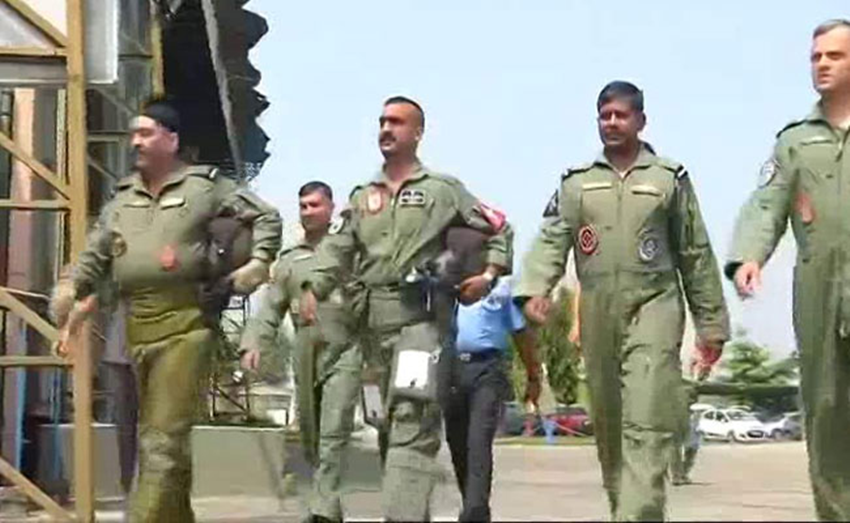 धनोआ ने मीडिया को बताया कि वो साल 1988 में इजेक्‍ट हुए थे। इसके बाद उन्हें 9 महीने लगे थे अपनी कैटेगरी वापस पाने में। वहीं अभिनंदन छह महीने से कम समय में ही वापस आ गए।