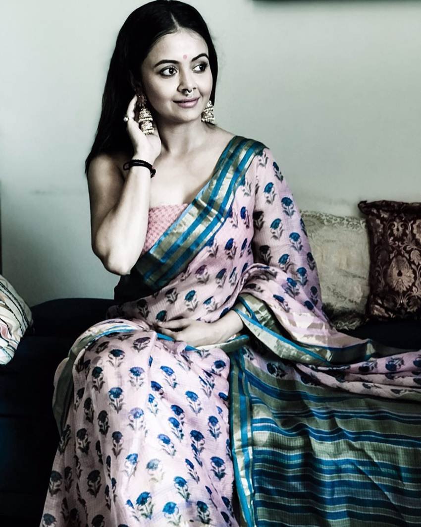 Bigg Boss 13 में 'गोपी बहू' के नाम से मशहूर देवोलीना भट्टाचार्जी एंटरटेन कर रही हैं। यूं तो बिग बॉस हाउस के कंटेस्टेंट के साथ विवाद तो जुड़े ही होते हैं लेकिन साथ निभाना साथिया नाम के सीरियल से मशहूर हुईं टीवी की इस संस्कारी बहू का नाम मर्डर जैसे संगीन अपराध में भी आ चुका है। देवोलीना एक्टिंग के साथ ही सोशल मीडिया में भी काफी एक्टिव रहती हैं। वह आए दिन अपने इंस्टाग्राम अकाउंट से अपनी तस्वीरें फैंस के साथ शेयर करती रहती हैं। (All Pics: Deboleena Bhattacharjee)