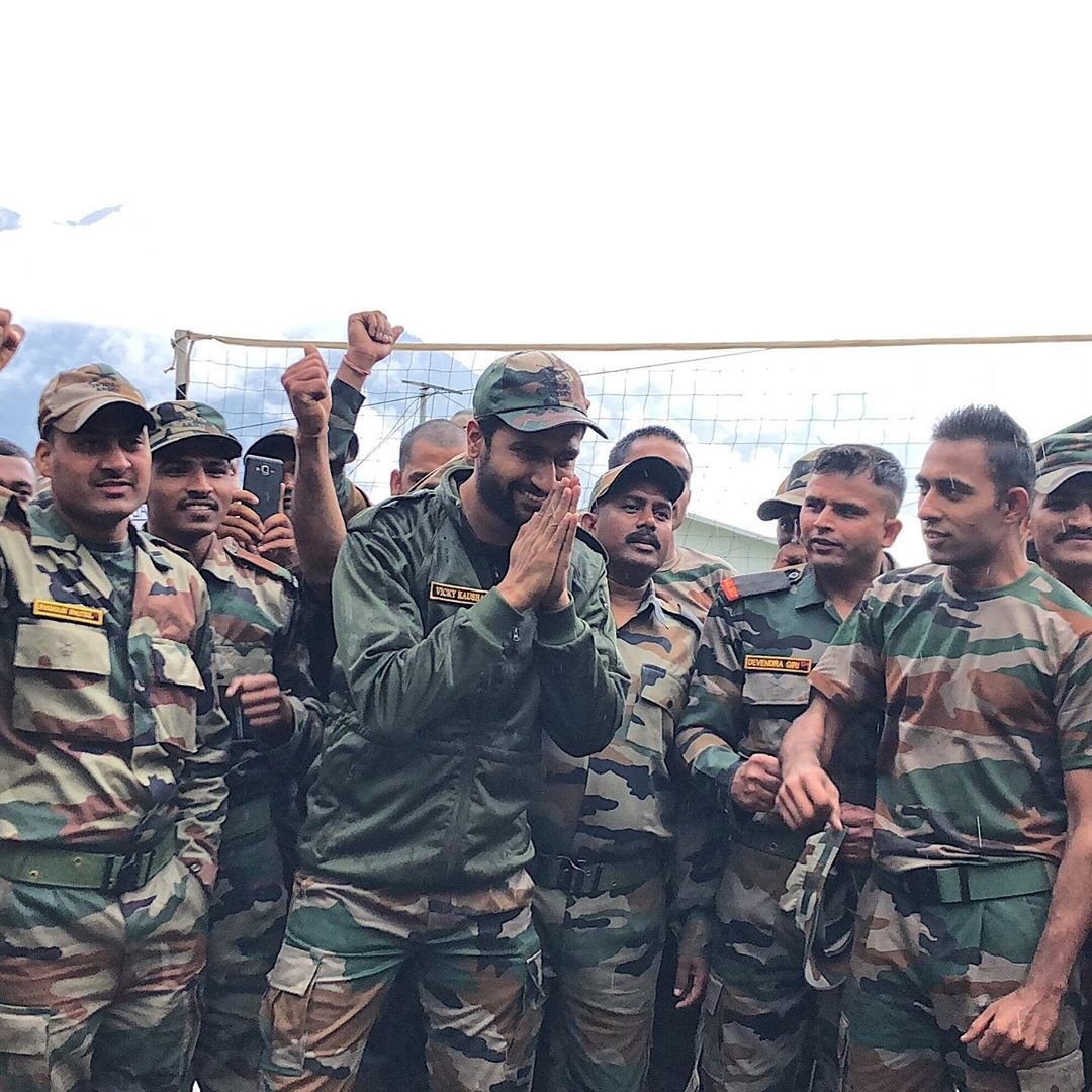 'मसान' से अपना फिल्मी करियर शुरू करने वाले बॉलीवुड एक्टर विक्की कौशल आज शोहरत की बुलंदियों पर हैं। उनकी फिल्म 'उरी' ब्लॉकबस्टर साबित हुई थी। इस फिल्म के लिए उन्हें बेस्ट एक्टर का नेशनल अवार्ड भी मिला। विकी एक मंझे हुए कलाकार के तौर पर जाने जाते हैं। प्रोफेशनल लाइफ के अलावा वह अपनी पर्सनल लाइफ को लेकर भी गॉसिप का केंद्र रहते हैं। उनका नाम कई बार कैटरीना कैफ के साथ जोड़ा जा चुका है। हालंकि विकी कौशल ने इसे अफवाह बताया। उन्होंने हाल ही में मीडिया में बताया कि जब उनके पैरेंट्स ने कैटरीना संग अफेयर की खबर पढ़ी तो उनका कैसा रिएक्शन था। (All Pics: Vicky Kaushal Instagram)
