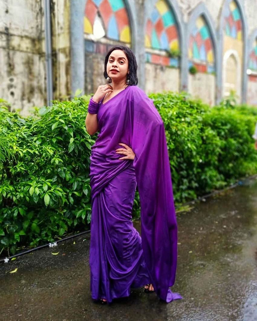 इससे पहले सुमोना ने साड़ी पहन बारिश में बीगते हुए अपनी तस्वीर शेयर की थी। ये फोटो भी उनके फॉलोअर्स को खूब पसंद आई थी।