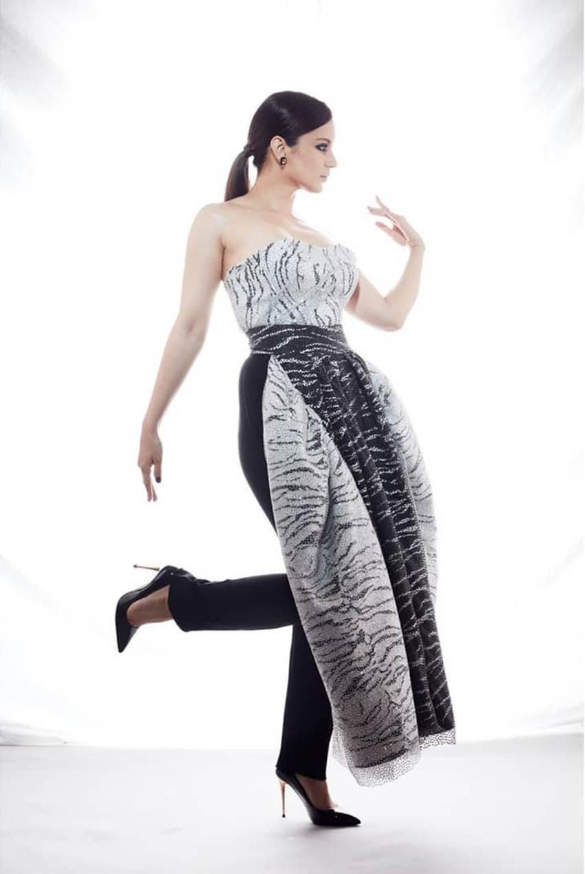 कंगना रनौत की यह ड्रेस मेलबर्न के फेमस फैशन डिजाइनर Toni Maticevski ने डिजायन की है। टोनी इससे पहले भी कई बार कंगना की ड्रेस डिजायन कर चुके हैं।