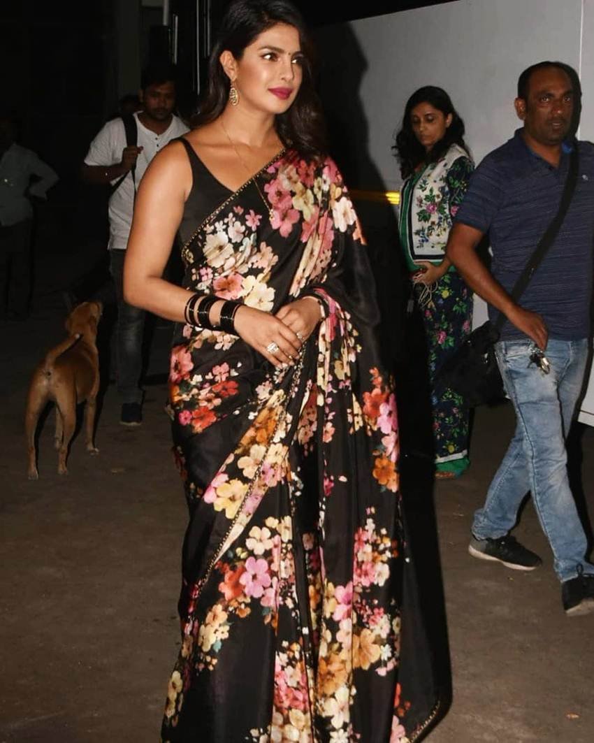 प्रियंका ने अपने बाल खोल रखे हैं। साथ ही उन्होंने साड़ी से मैचिंग चूड़ियां पहन रखी है।