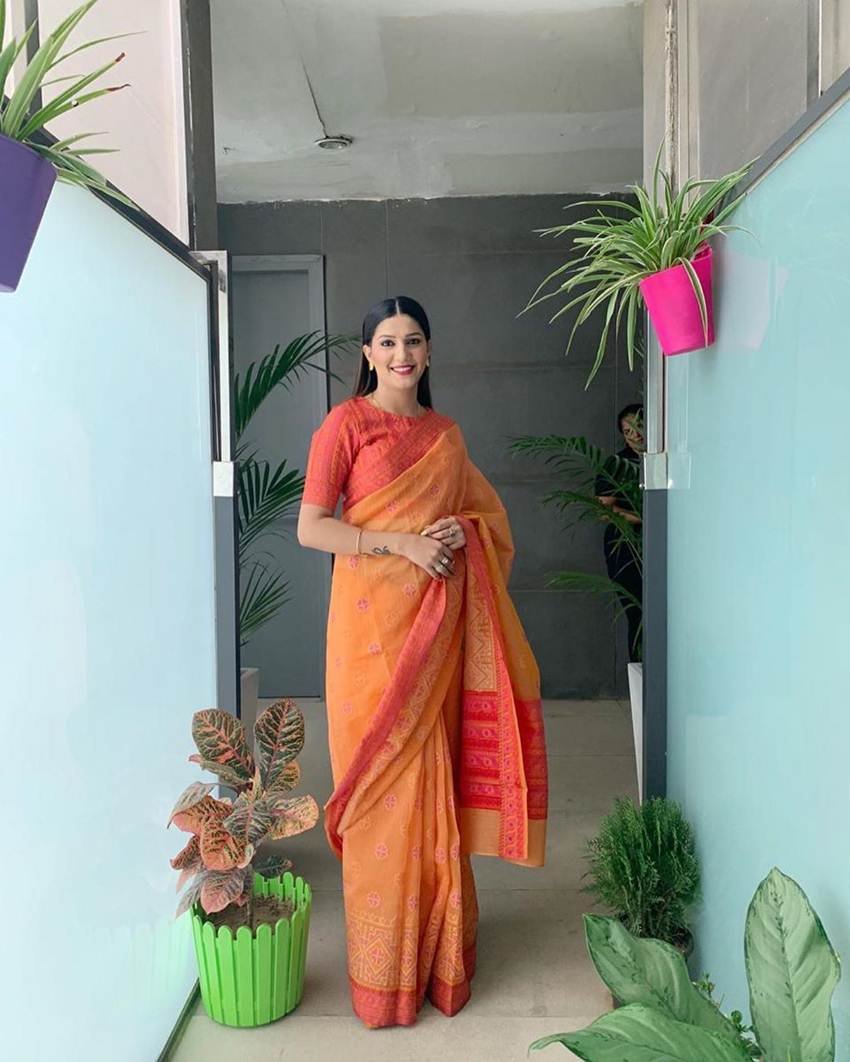 इस तस्वीर में सपना ऑरेंज कलर की साड़ी में बेहद खूबसूरत लग रही हैं। सपना ने हाल ही में ये तस्वीर शेयर की है।