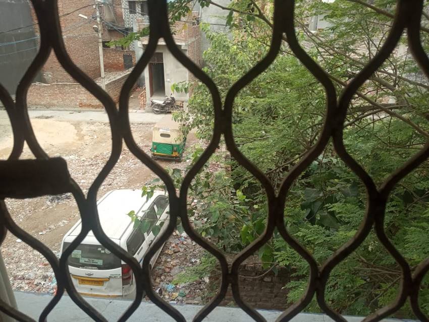 smallest house of delhi, bedroom, kitchen, bathroom, family lives in 6 yard, six yard house, smallest house in six yard, delhi smallest house, jansatta photo gallery, jansatta news gallery, jansatta photos, NCR Smallest house, small hose in delhi