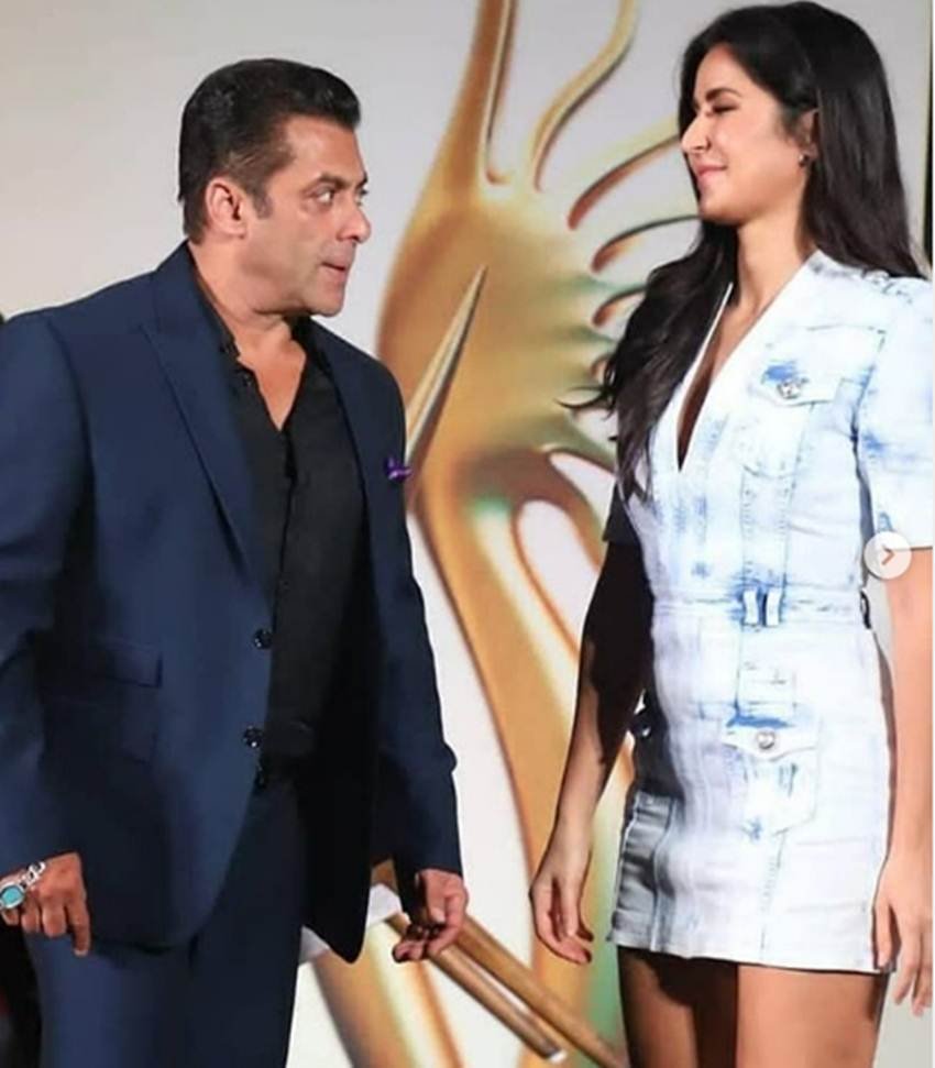 इस प्रेस कॉन्फ्रेंस में दोनों कभी एक दूसरे की आंखों में झांकते हुए दिखे तो कभी एक दूसरे को देख मुस्कुराते भी कैमरे में हुए कैद।