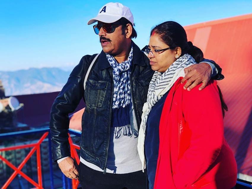 रवि किशन की मानें तो वह अपनी पत्नी के पैर छूते हैं। एक इंटरव्यू में उन्होंने कहा था कि वह प्रीति के सोने के बाद ऐसा करते हैं, क्योंकि जब वह जाग रही होती हैं तो उन्हें पैर नहीं छूने देतीं।