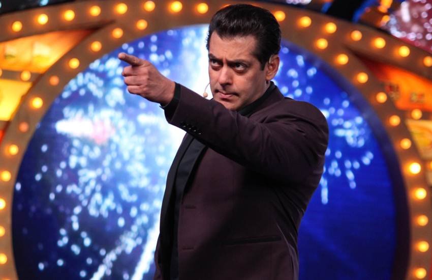 कलर्स टीवी पर प्रसारित होने वाला रियालिटी शो बिग बॉस काफी पॉपुलर है। सलमान खान को इस रियालिटी शो का यूएसपी माना जाता है। बिग बॉस 13 को भी सलमान खान ही होस्ट कर रहे हैं। सलमान बिग बॉस हाउस को अपने घर की तरह समझते हैं और यहां किसी भी तरह की बदतमीजी पसंद नहीं करते। जिन लोगों ने घर में बदतमीजियां कीं उन्हें सलमान ने नेशनल टीवी पर सबके सामने लताड़ लगाते हुए शो से बाहर का रास्ता दिखा दिया। आइए डालते हैं एक नजर उन कंटेस्टेंट्स पर जिन्हें सलमान खान के गुस्से का शिकार होना पड़ा। (Photo Source: Colors )