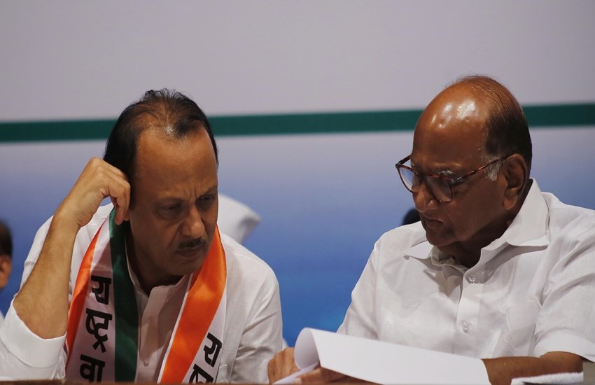 एनसीपी चीफ शरद पवार (दाएं) और उनके भतीजे अजित पवार (बाएं), पार्टी के एक कार्यक्रम में। ( एक्सप्रेस फोटो)