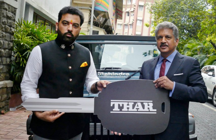 उदयपुर के राजकुमार लक्ष्यराज सिंह मेवाड़ को Mahindra Thar 700 की चाबी सौंपते आनंद महिंद्रा। 