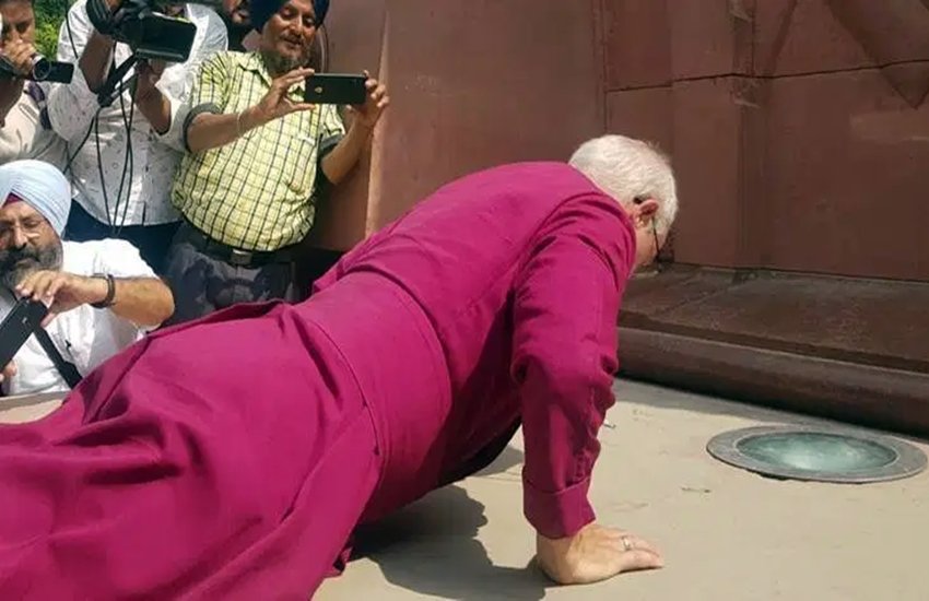 जलियांवाला बाग पहुंचे केंटरबरी के आर्कबिशप जस्टिन वेल्बी। फोटो सोर्स: इंडियन एक्सप्रेस जलियांवाला बाग पहुंचे केंटरबरी के आर्कबिशप जस्टिन वेल्बी। फोटो सोर्स: इंडियन एक्सप्रेस