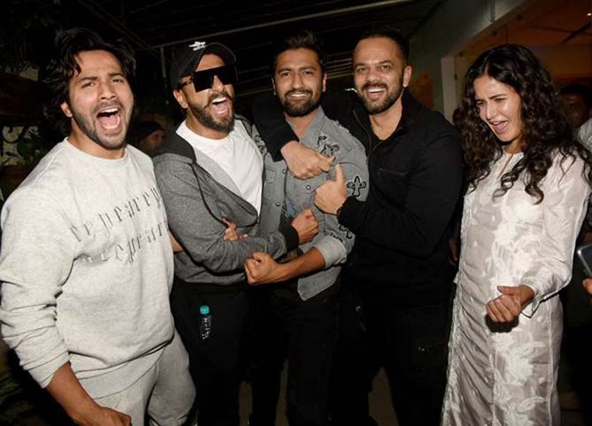 बता दें कि कुछ फंक्शन्स में विकी और कैटरीना साथ नजर आ चुके हैं। तब से ही दोनों के अफेयर की गॉसिप हो रही है।