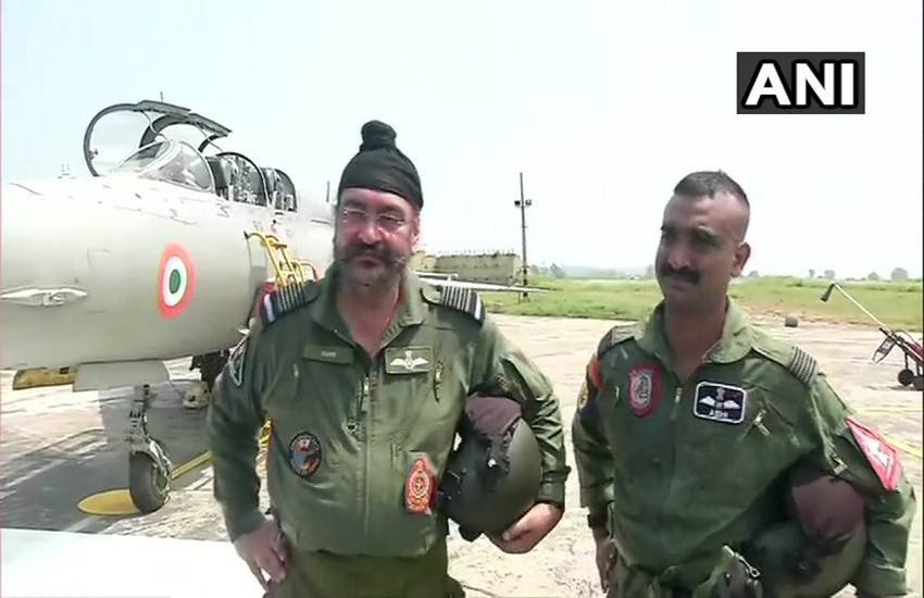 एयर चीफ मार्शल बीएस धनोआ और विंग कमांडर अभिनंदन। (फोटो क्रेडिट/ANI ट्विटर हैंडल)  एयर चीफ मार्शल बीएस धनोआ और विंग कमांडर अभिनंदन। (फोटो क्रेडिट/ANI ट्विटर हैंडल)