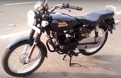 Royal Enfield बुलेट चलाई तो लड़की को घर में घुसकर धमकाया, हवाई फायरिंग कर कहा- दोबारा दिखी तो जान से मार देंगे