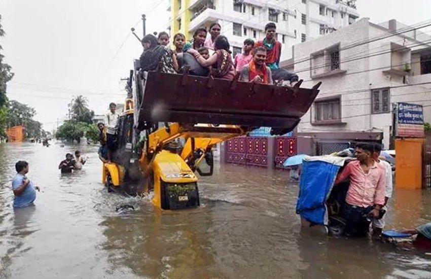 बारिश से बेहाल हुआ बिहार, कई जिले पानी में डूबे। फोटो सोर्स: इंडियन एक्सप्रेस
