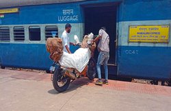 Indian Railways के जरिए एक शहर से दूसरी जगह लाना चाहते हैं मोटरसाइकिल? जानिए टू-व्हीलर के पार्सल नियम