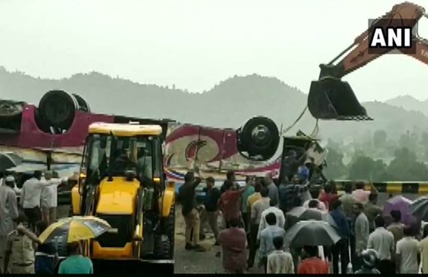 Gujarat Bus Accident, Gujarat Accident, Banaskantha Bus Accident, Banaskantha Accident, Private Bus, Trishuliya, Ambaji Temple, Banaskantha, State News, India News, National News, Hindi News