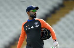 दिनेश कार्तिक ने बीसीसीआई से बिना शर्त माफी मांगी, शाहरुख खान की टीम के ड्रेसिंग रूम में बैठने की गलती की थी