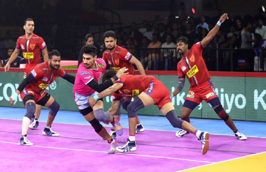 दिल्ली की टीम ने बाजी मारी (फोटो सोर्स-pro kabaddi) दिल्ली की टीम ने बाजी मारी (फोटो सोर्स-pro kabaddi)
