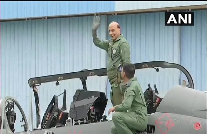 स्वदेशी लड़ाकू विमान ‘तेजस’ में रक्षा मंत्री राजनाथ ने भरी उड़ान, पाक-चीन के थंडरबर्ड से कई गुना दमदार