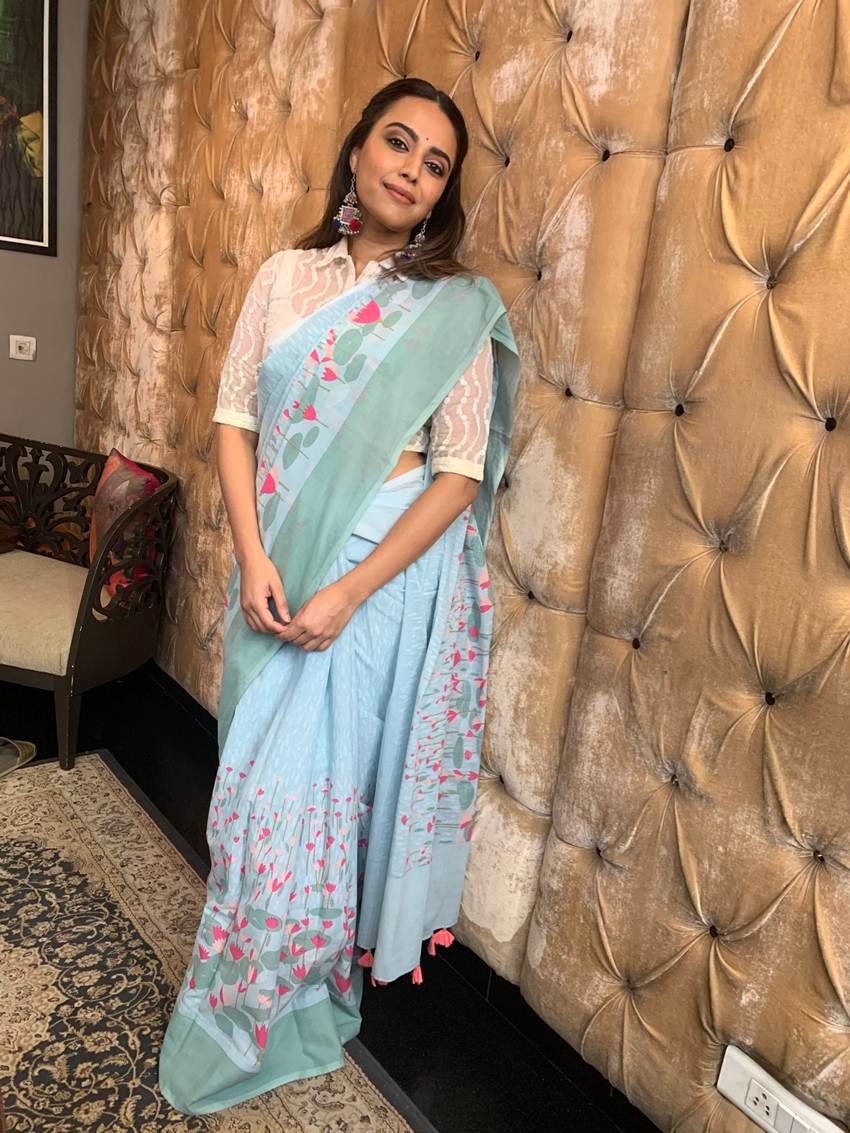 स्वरा की इन खूबसूरत तस्वीरों पर भी कुछ लोग उन्हें ट्रोल कर रहे हैं। ट्रोल करने वाले लिख रहे हैं कि चुनाव के वक्त खरीदी हुई साड़ी अभी तक बचा के रखी हो क्या? वहीं कुछ दूसरे ट्रोल्स वीरे दी वेडिंग में स्वरा भास्कर के मास्टर्बेशन सीन को लेकर भी भद्दे कमेंट्स कर रहे हैं।
