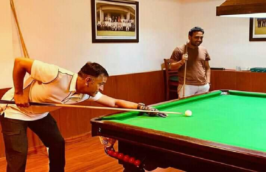 विलियर्ड खेलते नजर आए एमएस धोनी (फोटो सोर्स-twitter)