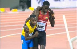 VIDEO: हारकर भी जीत गए दाबो, ट्रैक पर गिर धावक को सहारा देकर पार कराई फिनिशिंग लाइन