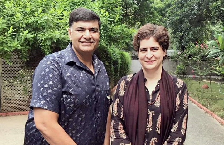 प्रियंका गांधी के साथ पूर्व विधायकअजय कपूर,
 फोटो सोर्स- स्थानीय