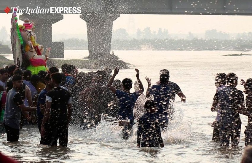 गणेश विसर्जन 
फोटो सोर्स- इंडियन एक्सप्रेस 

