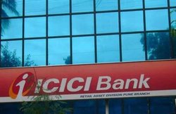 ICICI बैंक ग्राहकों को झटका, इन खाताधारकों को ब्रांच पर पैसे निकालने के लिए चुकाने होंगे 100 से 125 रुपये
