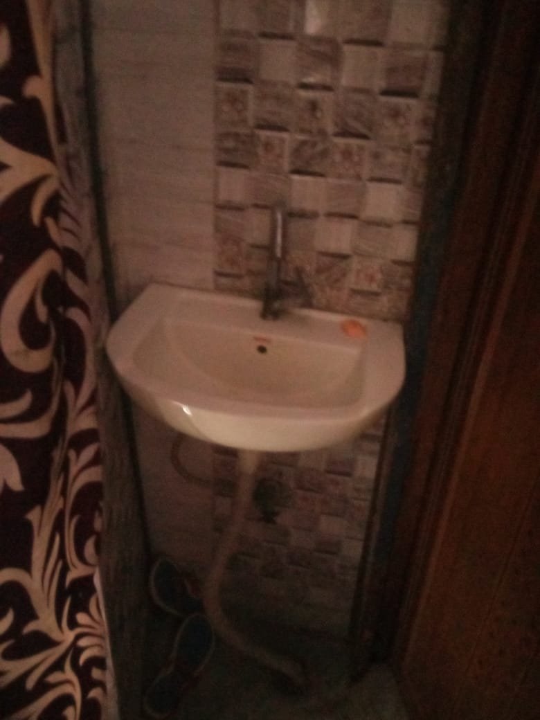 smallest house of delhi, bedroom, kitchen, bathroom, family lives in 6 yard, six yard house, smallest house in six yard, delhi smallest house, jansatta photo gallery, jansatta news gallery, jansatta photos, NCR Smallest house, small hose in delhi