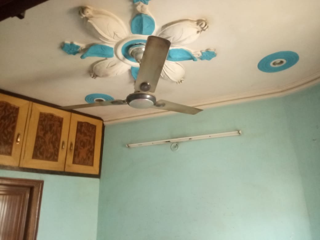 smallest house of delhi, bedroom, kitchen, bathroom, family lives in 6 yard, six yard house, smallest house in six yard, delhi smallest house, jansatta photo gallery, jansatta news gallery, jansatta photos, NCR Smallest house, small hose in delhi