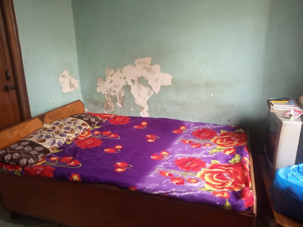 smallest house of delhi, bedroom, kitchen, bathroom, family lives in 6 yard, six yard house, smallest house in six yard, delhi smallest house, jansatta photo gallery, jansatta news gallery, jansatta photos, NCR Smallest house, small hose in delhi