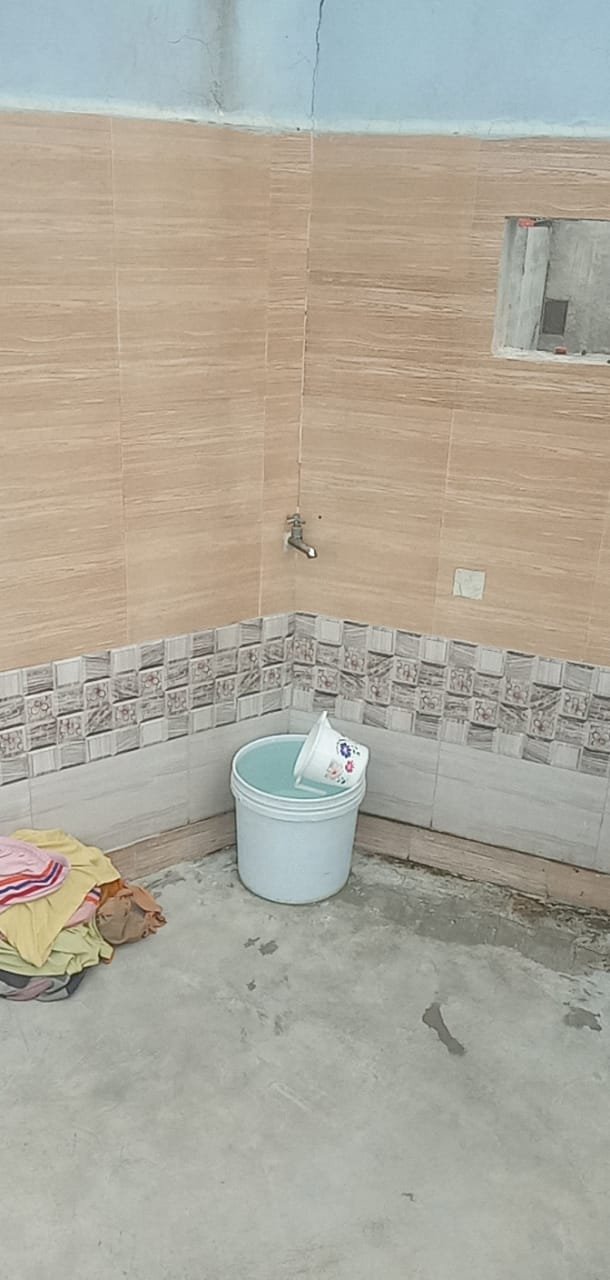 smallest house of delhi, bedroom, kitchen, bathroom, family lives in 6 yard, six yard house, smallest house in six yard, delhi smallest house, jansatta photo gallery, jansatta news gallery, jansatta photos, NCR Smallest house, small hose in delhi